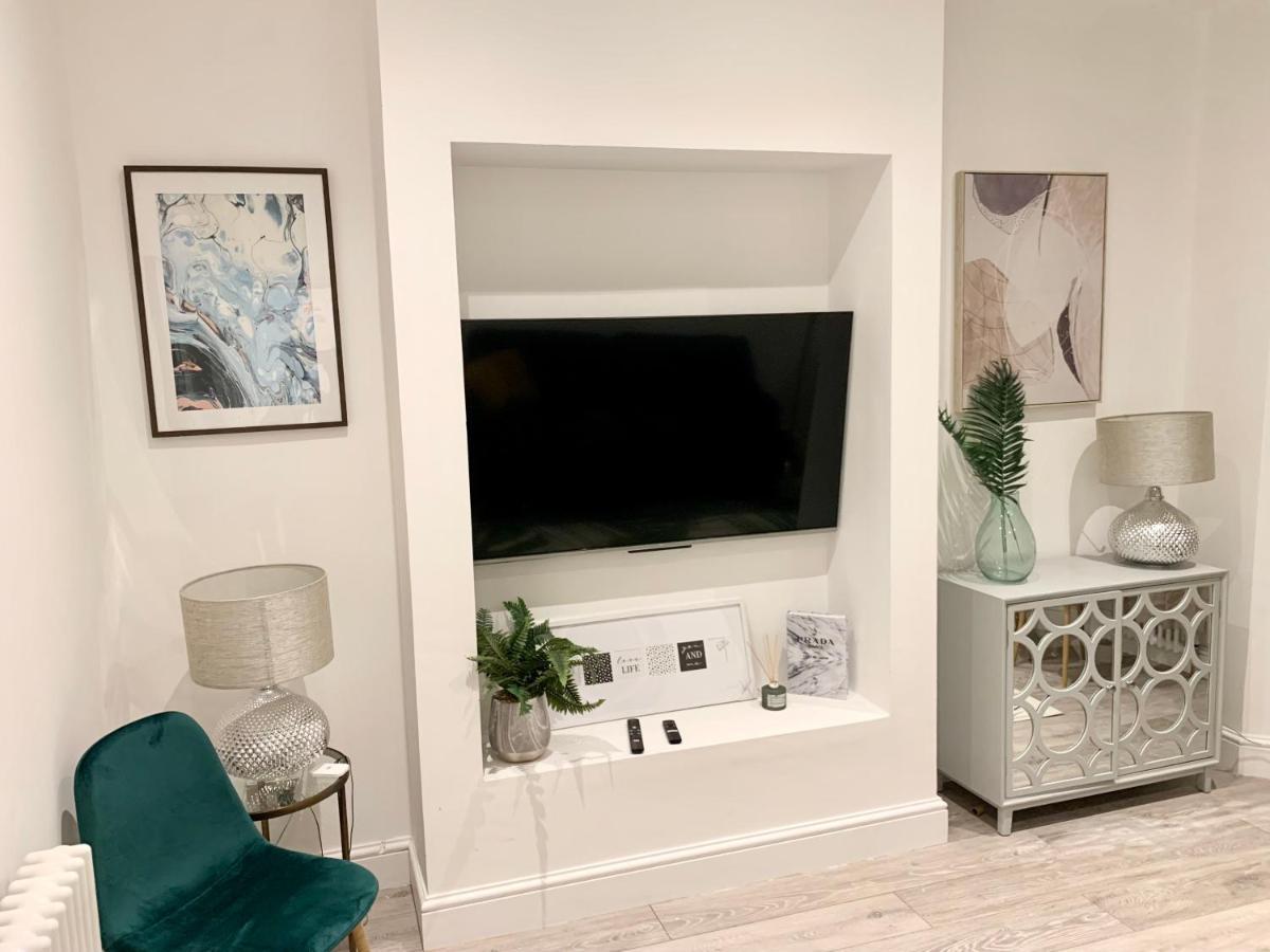 Modern 2 Bedroom Apartment With Private Garden Near Canary Wharf London Ngoại thất bức ảnh