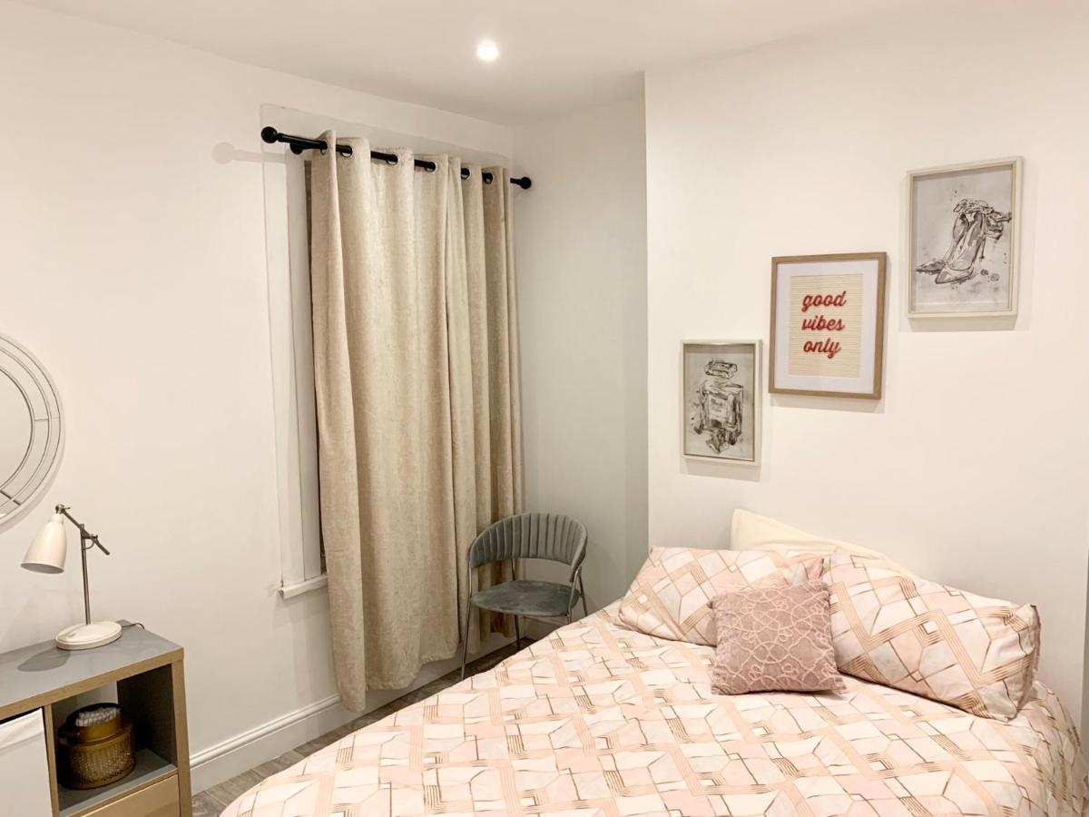 Modern 2 Bedroom Apartment With Private Garden Near Canary Wharf London Ngoại thất bức ảnh